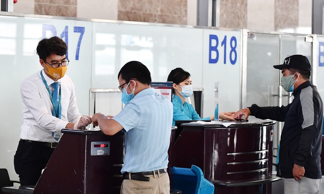 Một tháng trước Tết, giá vé máy bay quay đầu giảm