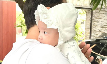 Kim Lý lần đầu khoe ảnh cận mặt con gái Lisa, dân mạng trầm trồ 'phiên bản Hà Hồ thứ hai đây rồi'