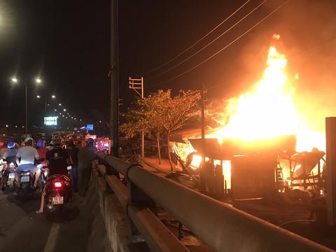 Cháy xưởng gỗ tại quận 12: 'Cháy lớn quá, bỏ chạy không kịp mang dép' - 1 Cháy xưởng gỗ tại quận 12: 'Cháy lớn quá, bỏ chạy không kịp mang dép' - 1