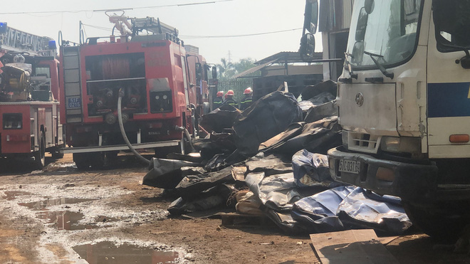 TP.HCM: Bãi phế liệu cả trăm mét vuông cháy dữ dội, hàng chục cảnh sát gồng mình dập lửa - 2 TP.HCM: Bãi phế liệu cả trăm mét vuông cháy dữ dội, hàng chục cảnh sát gồng mình dập lửa - 2