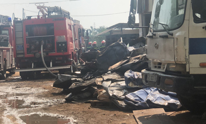 TP.HCM: Bãi phế liệu cả trăm mét vuông cháy dữ dội, hàng chục cảnh sát gồng mình dập lửa