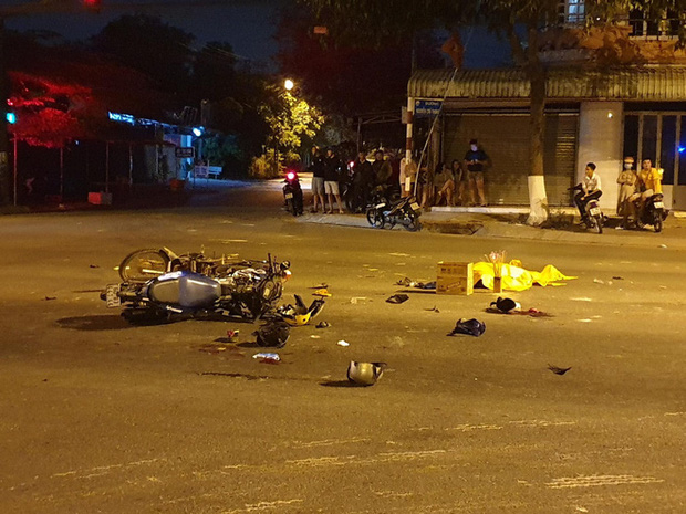 Vượt đèn đỏ gây tai nạn khiến 2 người tử vong, 3 người bị thương - 1