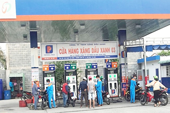 Điều tra: Trộm tiền của khách mua xăng bằng cách bơm nối số