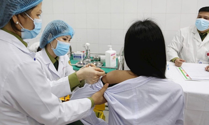 Việt Nam tiêm vắc xin Nanocovax mũi 2 cho 17 người