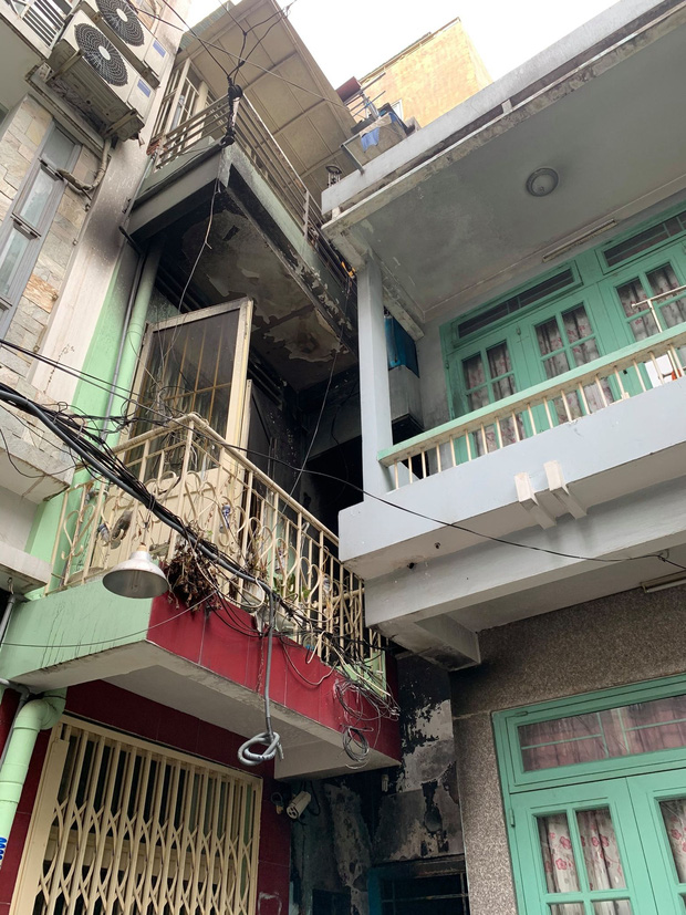 Nhà trong hẻm cháy dữ dội lúc nửa đêm, 7 người kêu cứu Nhà trong hẻm cháy dữ dội lúc nửa đêm, 7 người kêu cứu