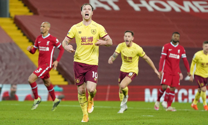 Liverpool thua sốc trên chấm phạt đền, 'tí hon' Burnley lập kỳ tích