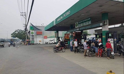 2 nhóm thanh niên nổ súng bắn nhau, 'đạn lạc' cắm trúng người đi đường