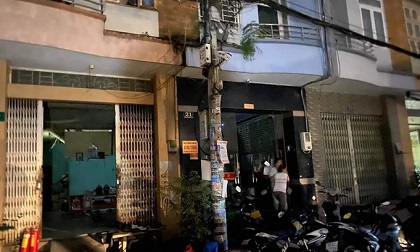 Đang điều tra vụ cháy căn nhà ba tầng ở quận 8 khiến hai người bị thương