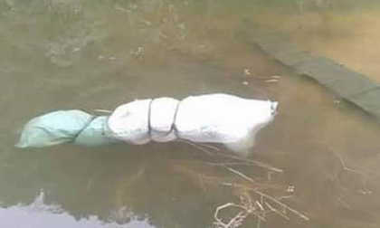 Nóng: Phát hiện thi thể phụ nữ bị buộc chặt trong bao tải dưới hồ - Công an đang điều tra