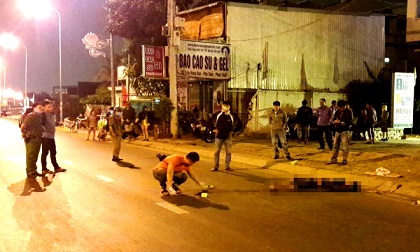 Thi thể nam thanh niên nằm bên lề đường