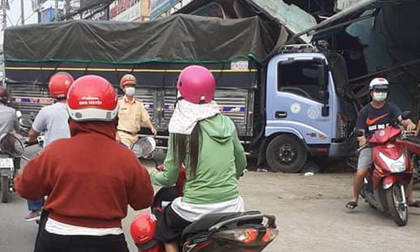 Tai nạn kinh hoàng ở Biên Hòa, người và xe máy nằm la liệt