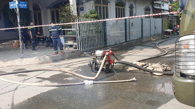 Kho vải hàng trăm m2 cháy nguyên đêm ở Sài Gòn: Nhiều nhà dân bị cháy sém, phải đi ngủ nhờ - 1