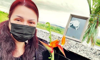 Nghẹn ngào với lời chia sẻ của bà xã Chí Tài: 'Nhớ anh Tài mà khóc đeo khẩu trang để người ta không thấy'