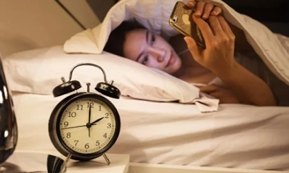 Đừng để 5 thứ này đầu giường nếu không muốn bị rụng tóc, khó ngủ, sức khỏe ngày một suy kiệt
