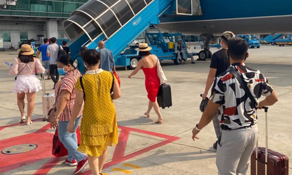 Nửa đêm, TP.HCM phát thông báo khẩn tìm người đi cùng chuyến bay VN213 có bệnh nhân nghi nhiễm COVID-19