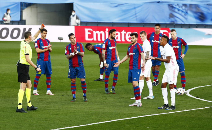 Thẻ đỏ nghiệt ngã, Real Madrid bị Levante quật ngã trên sân nhà - Ảnh 3.