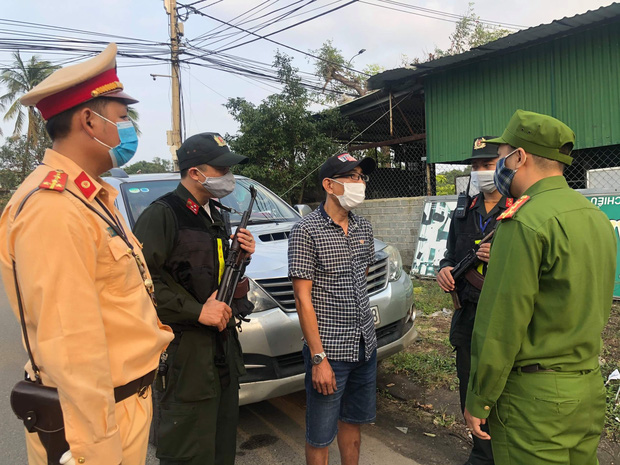 Tài xế nhận trở chở 3 người Trung Quốc nhập cảnh trái phép với giá 10 triệu đồng Tài xế nhận trở chở 3 người Trung Quốc nhập cảnh trái phép với giá 10 triệu đồng
