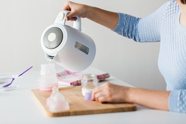 Pha sữa không nên pha nước nóng quá