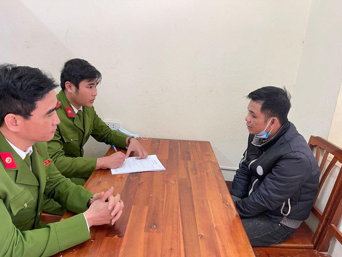 Nhóm côn đồ bịt mặt đi 2 ôtô tới chặt phá đào, quất của người dân bán Tết - Ảnh 1.