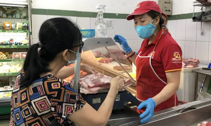 Mùng 5 Tết, người dân TP HCM mua trữ hàng hóa, giá thịt heo đã giảm