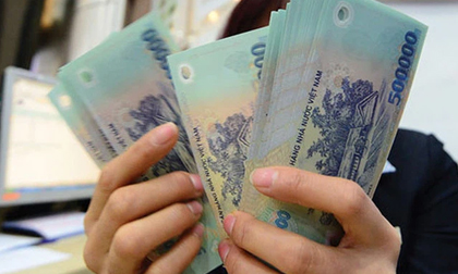 Ngày đầu đi làm sau Tết, nhân viên loạt ngân hàng lớn... “vấp phải cục tiền”