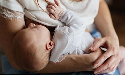 Nga: Bé 4 tháng tuổi chết oan uổng vì ngộ độc cồn trong... sữa mẹ