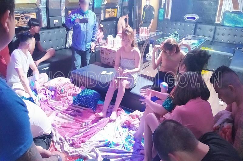 Phát hiện 17 'nam thanh nữ tú' bay lắc trong quán karaoke ở Biên Hòa Phát hiện 17 'nam thanh nữ tú' bay lắc trong quán karaoke ở Biên Hòa