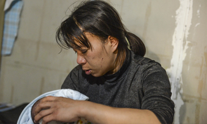 Mẹ bé gái 12 tuổi bị bạo hành, xâm hại tình dục ở Hà Nội: 'Vớ được cái gì ở ngoài đường là đánh nó bằng cái đấy'
