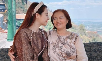 Nhã Phương cùng mẹ đi chùa cầu bình an, nhan sắc xinh đẹp như nàng thơ gây chú ý