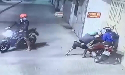 Nhóm cướp táo tợn chặn đầu xe, dùng bình xịt hơi cay tấn công đôi nam nữ để cướp túi xách