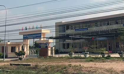 Ba học sinh bị nhóm người lạ mặt xông vào trường đánh đập dã man, nhấn đầu xuống bùn lầy