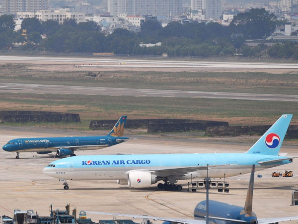 Lô vắc xin ngừa COVID-19 đầu tiên về Việt Nam đã đáp xuống sân bay Tân Sơn Nhất