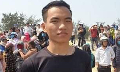 Nam thanh niên lao ra biển cứu sống 3 học sinh bị đuối nước, 1 em đang mất tích