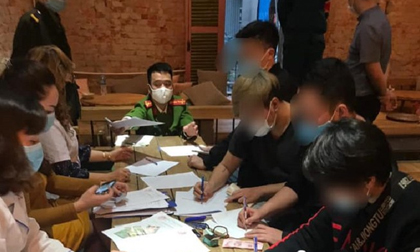 30 nam nữ bị phạt 60 triệu vì uống cafe không đeo khẩu trang
