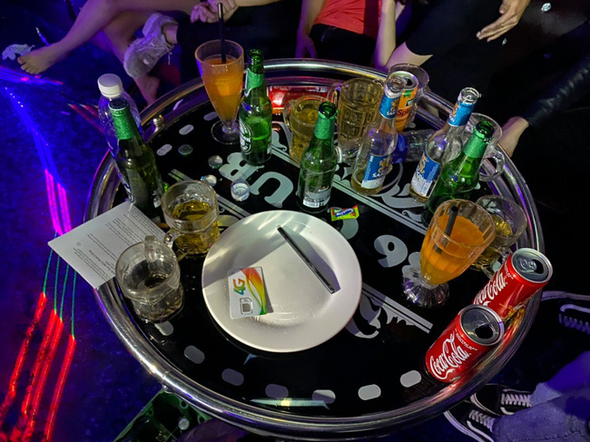 Phát hiện gần 30 người dương tính với chất ma túy trong quán karaoke - 1