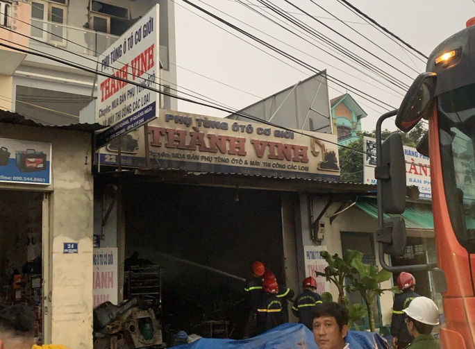 Ứng cứu kịp thời hai cha con mắc kẹt trong ngôi nhà đang bốc cháy dữ dội - 1