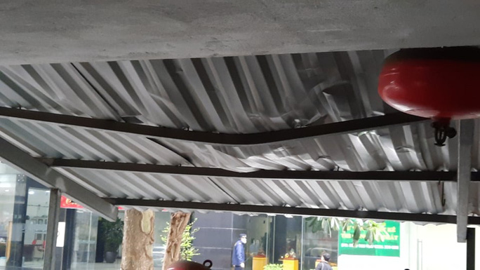 Lan can cao 1,5 m, không hiểu sao bé gái hơn 2 tuổi leo qua được - Ảnh 3.