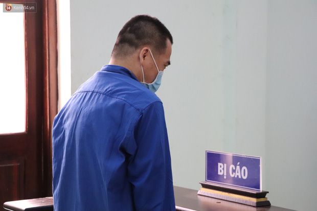 Thầy giáo dâm ô 4 nam sinh THCS khóc nức nở khi bị tuyên án 7 năm tù, bố mẹ nạn nhân bức xúc đòi kháng cáo - 2
