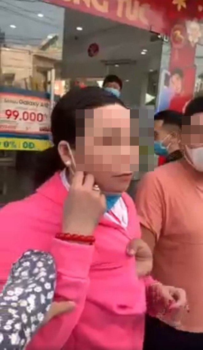 Bị bắt quả tang khi trộm đồ, người phụ nữ đeo vàng đầy tay thừa nhận: 'Chị xin lỗi em, được chưa?'