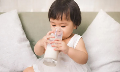 3 sai lầm khi cho trẻ uống sữa tươi mất sạch dinh dưỡng, dễ gây bệnh cho bé