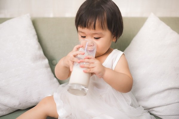 Nên chọn loại sữa đúng với tuổi của bé
