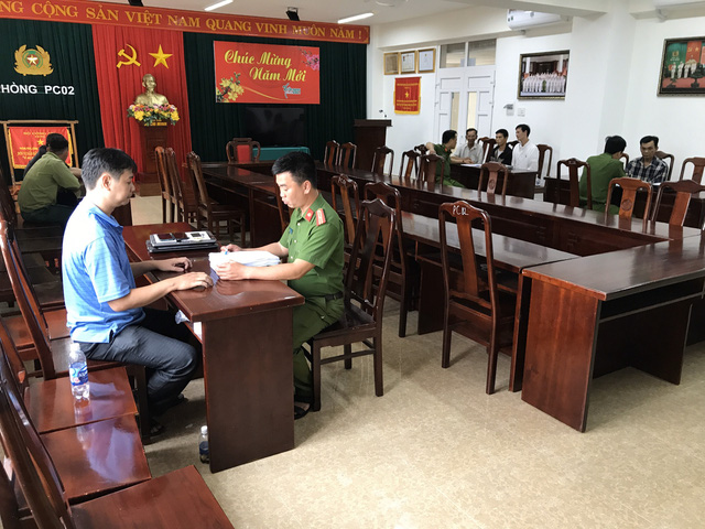 Công an làm việc với các đối tượng liên quan đến vụ án.