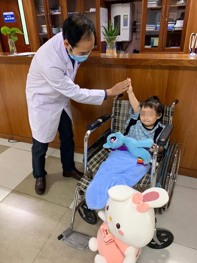 Bé gái 3 tuổi rơi từ tầng 12 chung cư được ra viện sau 5 ngày: 'Đây thực sự là niềm hạnh phúc quá lớn lao của gia đình'