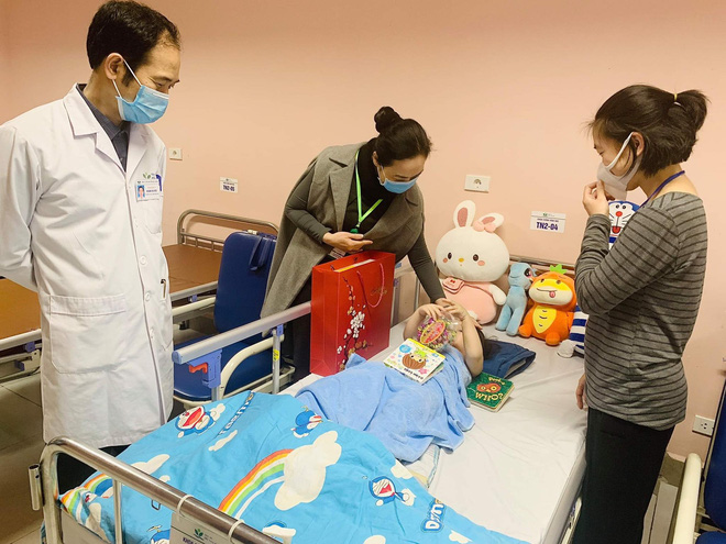 Bé gái 3 tuổi rơi từ tầng 12 chung cư được ra viện sau 5 ngày: 'Đây thực sự là niềm hạnh phúc quá lớn lao của gia đình' - 1