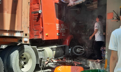 Xe container tông sập nhà dân dưới gầm cầu Phú Mỹ, cuốn nhiều xe máy, 1 người chết