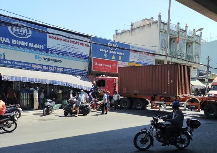 Xe container tông sập nhà dân dưới gầm cầu Phú Mỹ, cuốn nhiều xe máy, 1 người chết