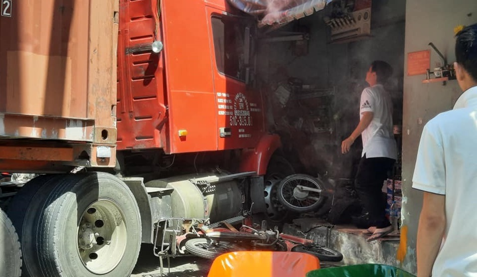 Xe container tông sập nhà dân dưới gầm cầu Phú Mỹ, cuốn nhiều xe máy, 1 người chết - 1