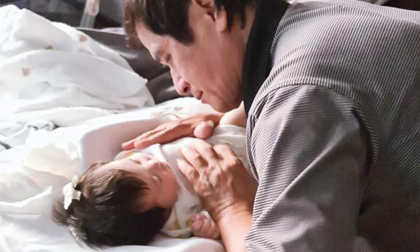 Đông Nhi khoe ảnh bố ruột chăm cháu ngoại, đến Trấn Thành cũng không cầm được nước mắt