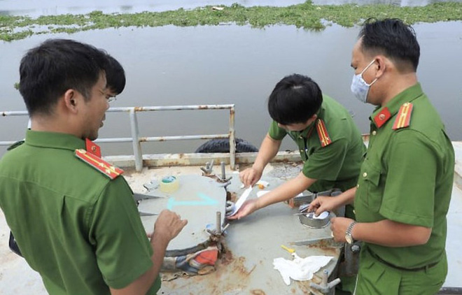 Bắt đội trưởng chống buôn lậu Hải quan nhận hối lộ trong đường dây 2,7 triệu lít xăng giả - 1