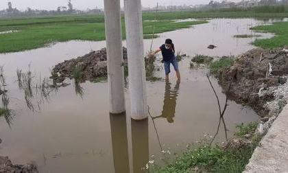 2 trẻ nhỏ chết đuối dưới hố chôn cột điện sát đường đi